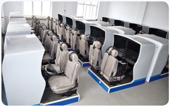 双人座汽车驾驶模拟器教室